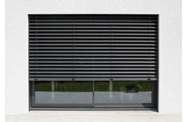 Baie vitrée aluminium avec brise-soleil – Image 3